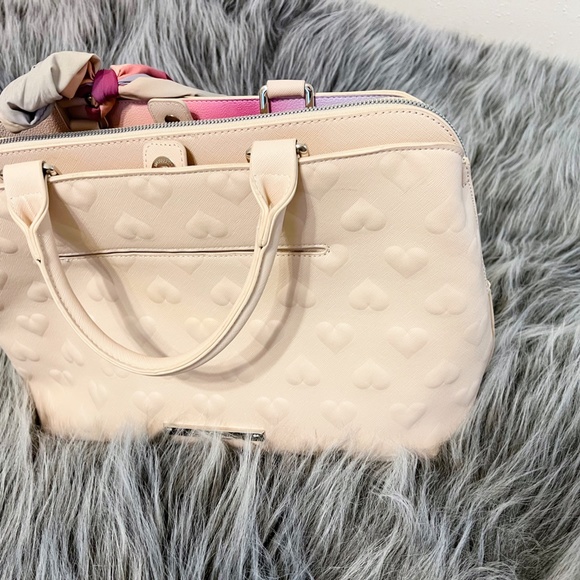 Betsey Johnson  "Sand" Heart Embossed Satchel Purse Bag - Picture 7 of 9